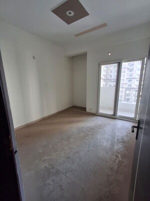 Room in 3 BHK Apartment at Amrapali Dream Valley – for Sale