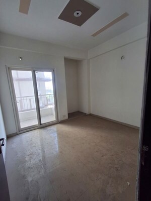 Room in 3 BHK Apartment at Amrapali Dream Valley – for Sale