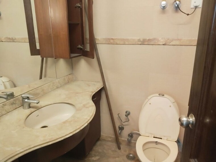 Bathroom, lajpat nagar 4 2 Bedroom 580 Sq.Ft. Builder Floor In Lajpat Nagar 4 Delhi 10408097