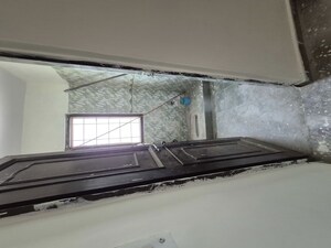 Furnished Amenities in 2.5 BHK Apartment at Mayur Vihar – for Rent