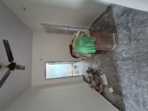 Furnished Amenities in 2.5 BHK Apartment at Mayur Vihar – for Rent