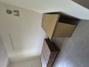 Furnished Amenities in 2.5 BHK Apartment at Mayur Vihar – for Rent