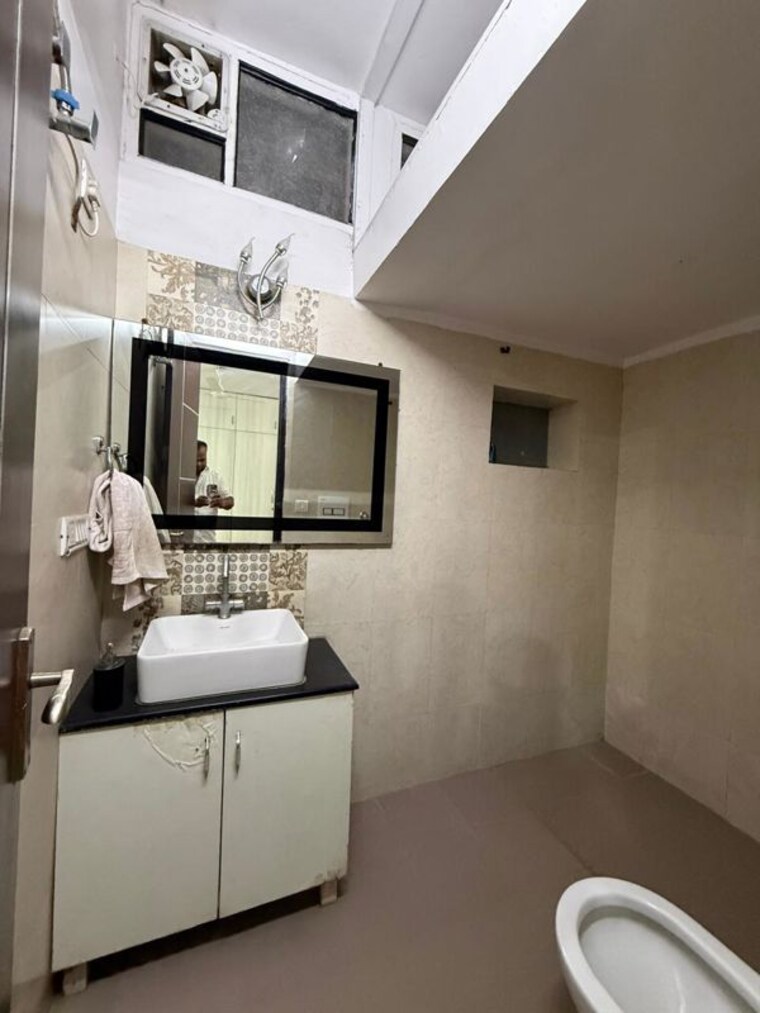 Bathroom, kalkaji 2 Bedroom 900 Sq.Ft. Builder Floor In Kalkaji Delhi 10408324