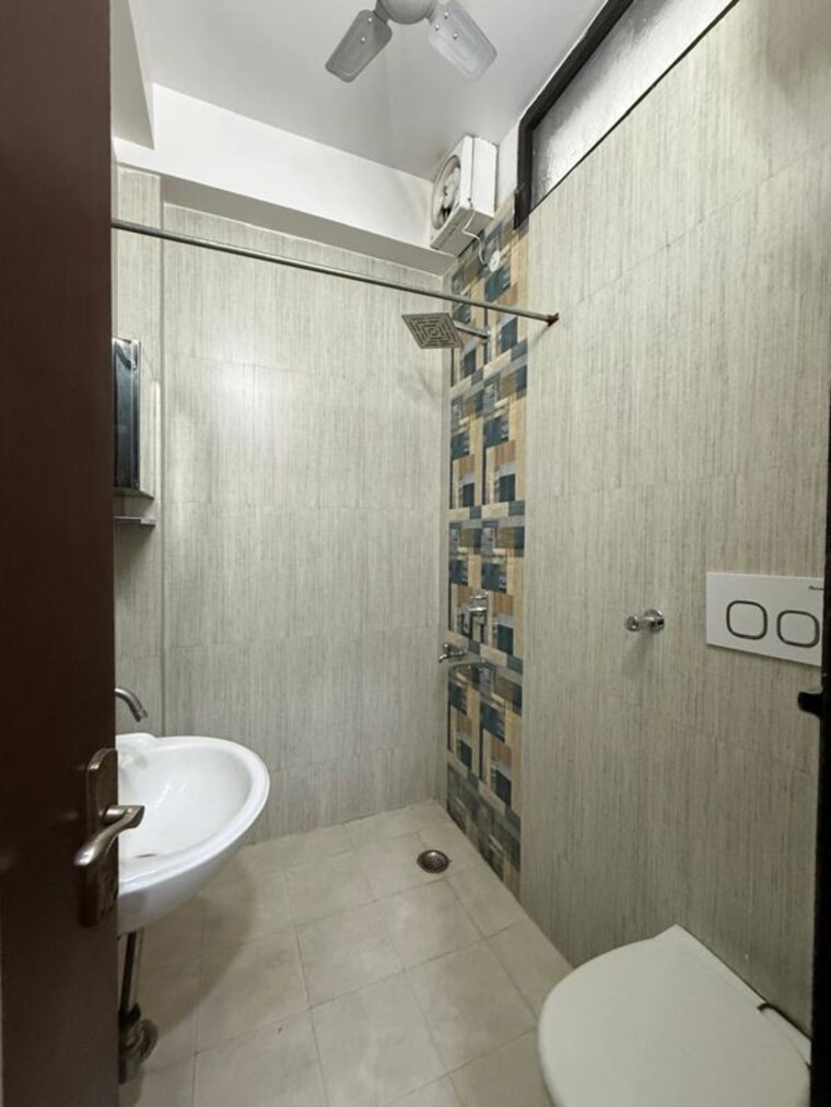Bathroom, kalkaji 2 Bedroom 900 Sq.Ft. Builder Floor In Kalkaji Delhi 10408324