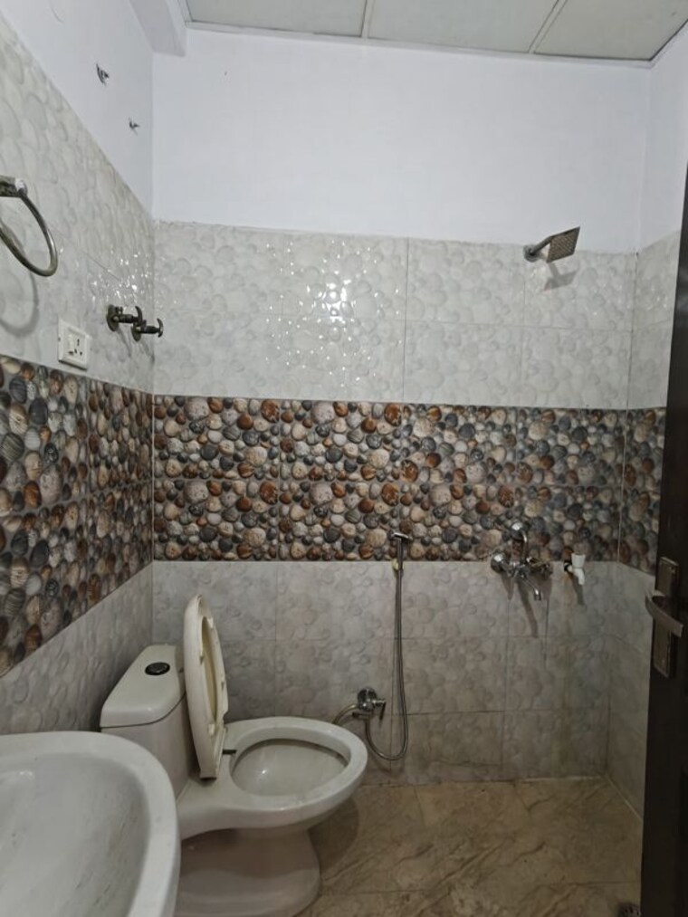 Bathroom, niti khand i 3 Bedroom 1000 Sq.Ft. Builder Floor In Niti Khand I Ghaziabad 10408364