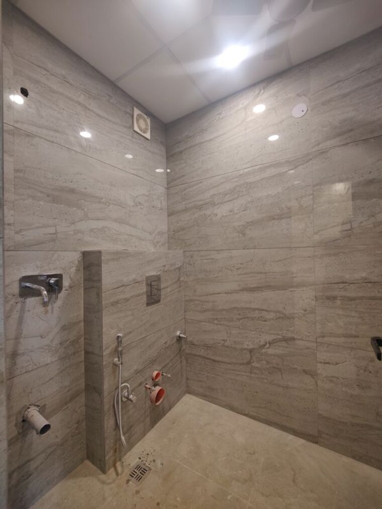 Bathroom, greater kailash i 2 Bedroom 2000 Sq.Ft. Builder Floor In Greater Kailash I Delhi 10408372