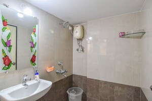 Bathroom in 4 BHK Apartment at Madhukunj Apartment Prabhadevi, Prabhadevi – for Rent