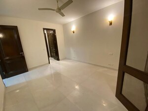Room in 3 BHK Builder Floor at Defence Colony – for Rent