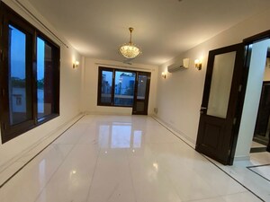 Room in 3 BHK Builder Floor at Defence Colony – for Rent
