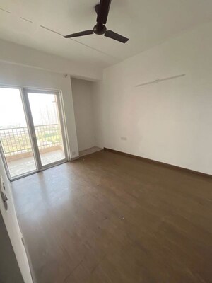 Room in 2.5 BHK Apartment at Ajnara Le Garden, Sector 16b Greater Noida – for Sale