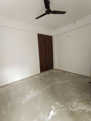 Room in 2.5 BHK Apartment at Ajnara Le Garden, Sector 16b Greater Noida – for Sale
