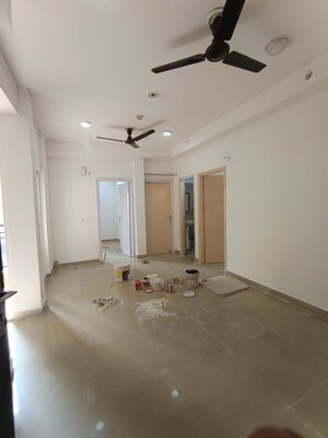 Room in 2.5 BHK Apartment at Ajnara Le Garden, Sector 16b Greater Noida – for Sale