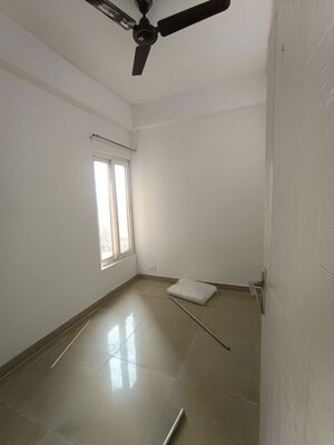 Room in 2.5 BHK Apartment at Ajnara Le Garden, Sector 16b Greater Noida – for Sale