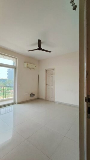 Room in 4 BHK Apartment at Emaar MGF Emerald Hills, Sector 65 – for Rent