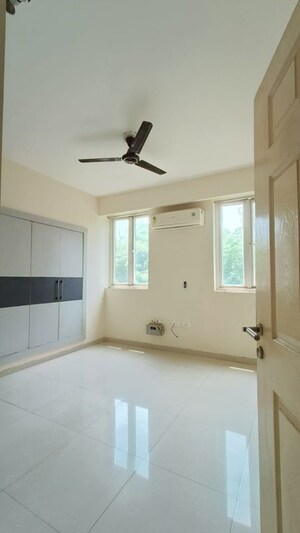 Room in 4 BHK Apartment at Emaar MGF Emerald Hills, Sector 65 – for Rent