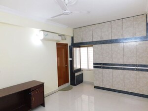 Room in 2 BHK Builder Floor at Kondapur – for Rent