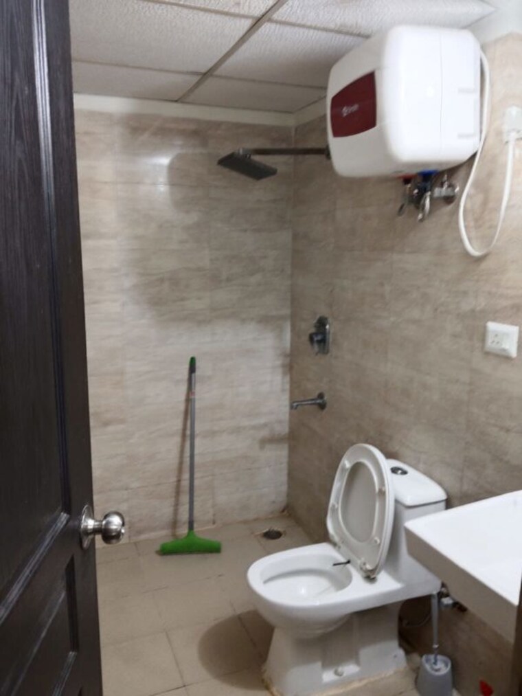 Bathroom, sethi-max-royal 2 Bedroom 900 Sq.Ft. Apartment In Sector 76 Noida 10408561