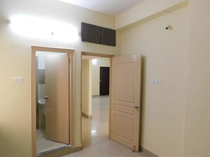 Room in 3 BHK Builder Floor at Kondapur – for Rent