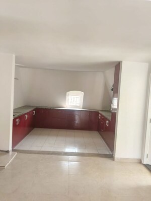 Furnished Amenities in 6+ BHK Villa at Eldeco Mansionz, Sector 48 – for Sale