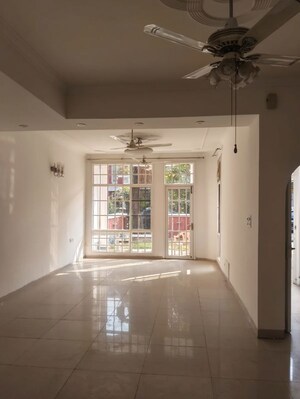 Building Lobby in 6+ BHK Villa at Eldeco Mansionz, Sector 48 – for Sale