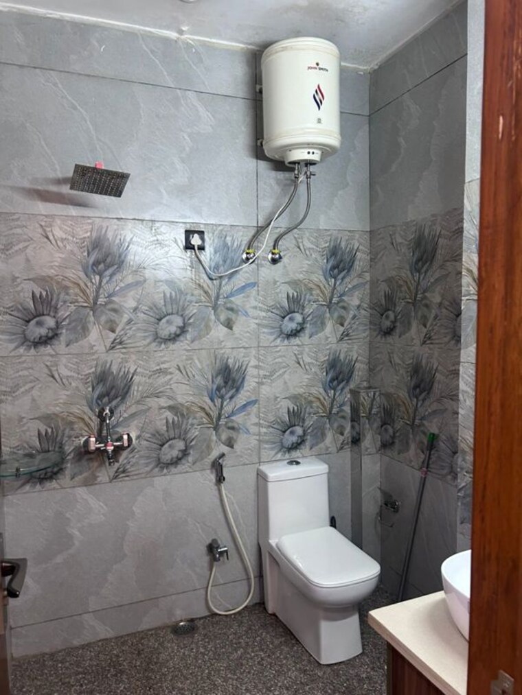 Bathroom, sushant lok iii 4 Bedroom 2700 Sq.Ft. Builder Floor In Sushant Lok Iii Gurgaon 10408654
