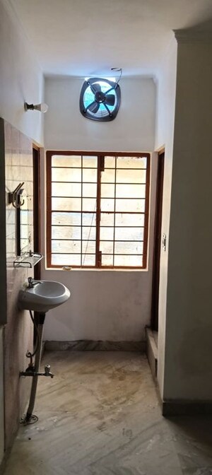  2 BHK Independent House at Sri Niwaspuri – for Rent