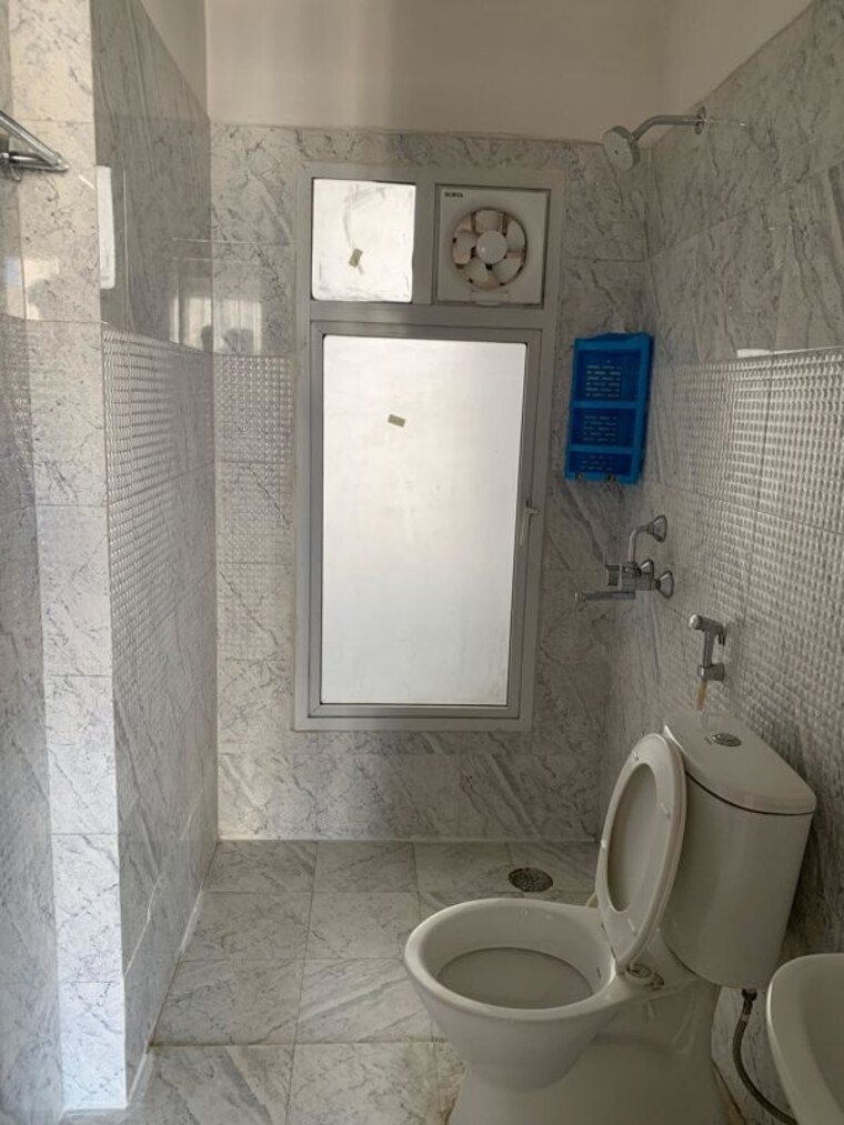 Bathroom, prateek-grand-city 2.5 Bedroom 1155 Sq.Ft. Apartment In Siddharth Vihar Ghaziabad 10408768