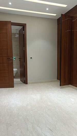 Room in 3 BHK Builder Floor at Safdarjung Enclave – for Sale