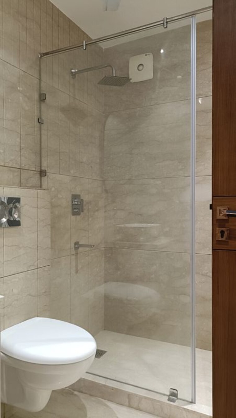Bathroom, safdarjung enclave 3 Bedroom 1800 Sq.Ft. Builder Floor In Safdarjung Enclave Delhi 10408950