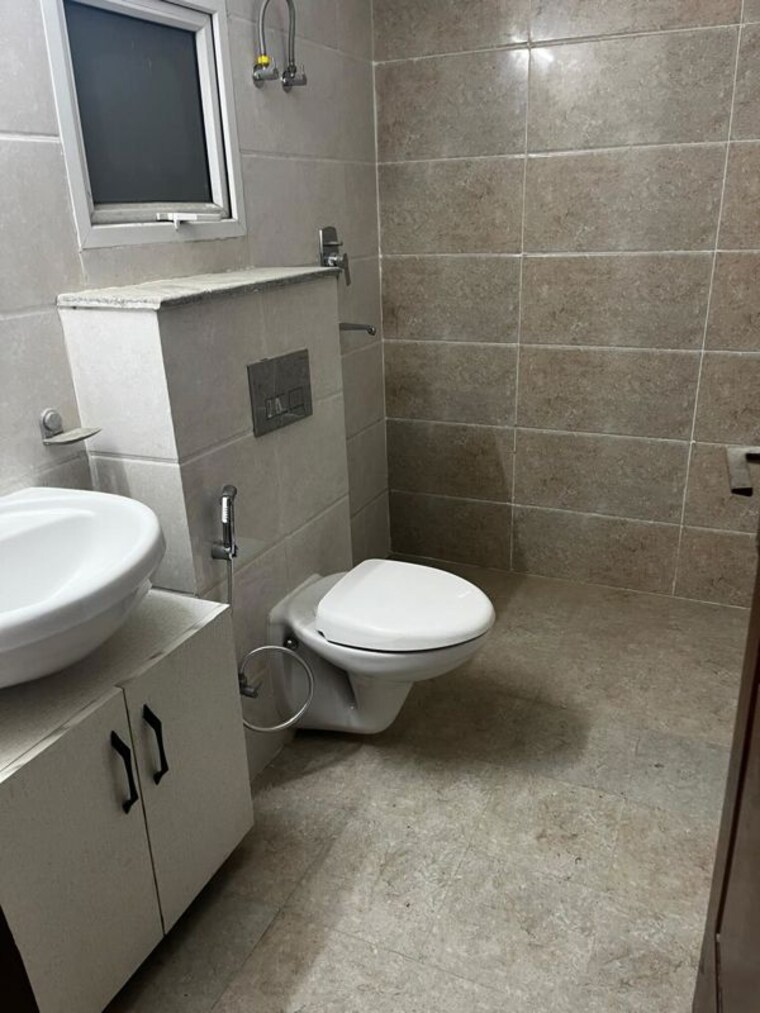 Bathroom, bptp-park-81 3 Bedroom 300 Sq.Yd. Apartment In Sector 81 Faridabad 10409041