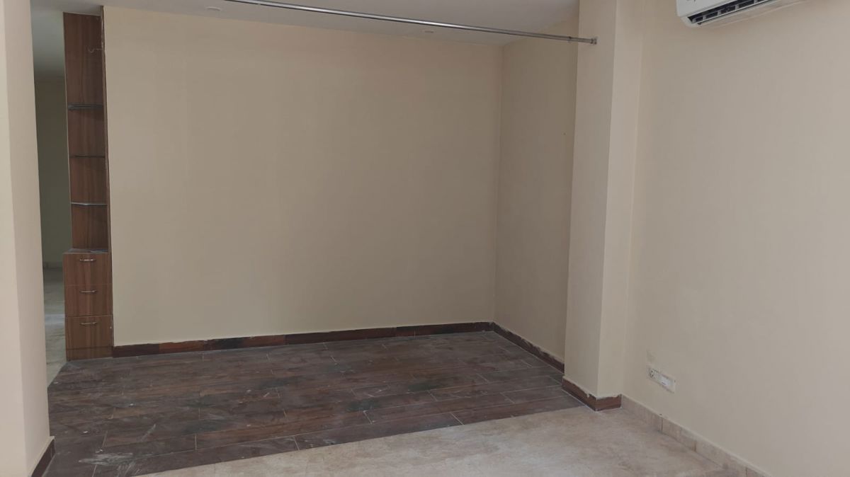 3.5 BHK + Servant Room 1550 Sq.Ft. Builder Floor in Orchid Island