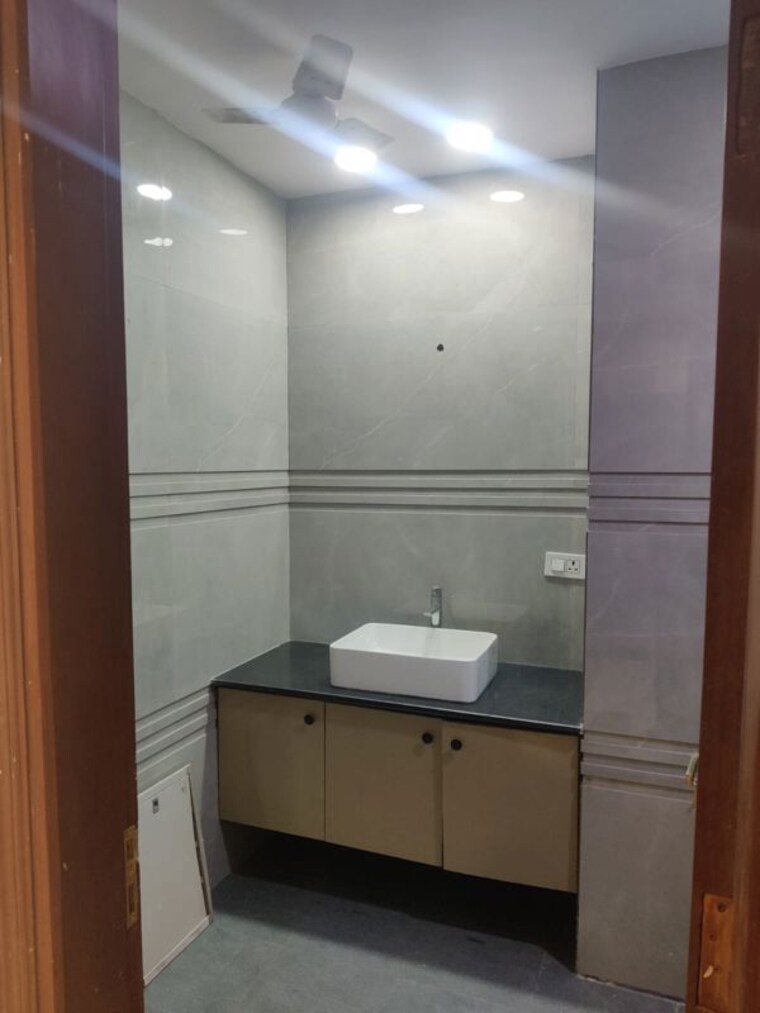 Bathroom, green park Commercial Office Space 3500 Sq.Ft. In Green Park Delhi 10409052