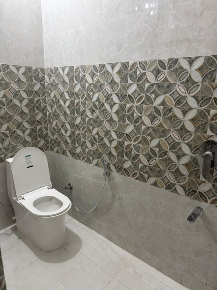 Bathroom, sewla kalan 3 Bedroom 2000 Sq.Ft. Builder Floor In Sewla Kalan Dehradun 10408993