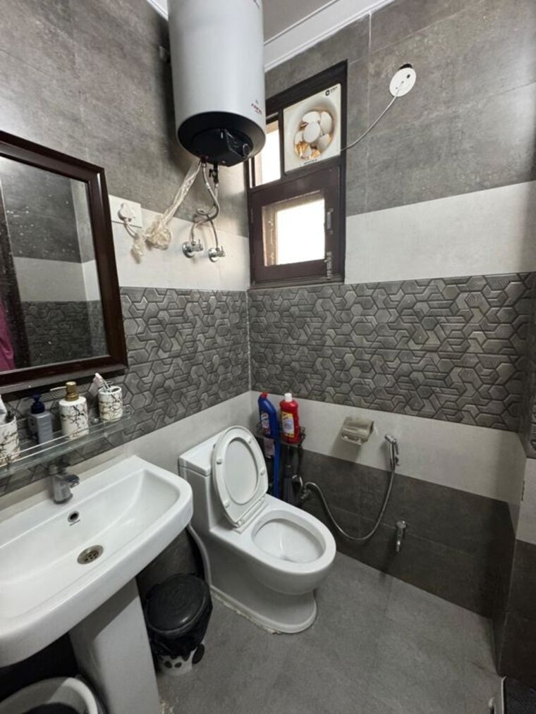 Bathroom, old-dlf-colony 3 Bedroom 1500 Sq.Ft. Apartment In Sector 14 Gurgaon 10409045