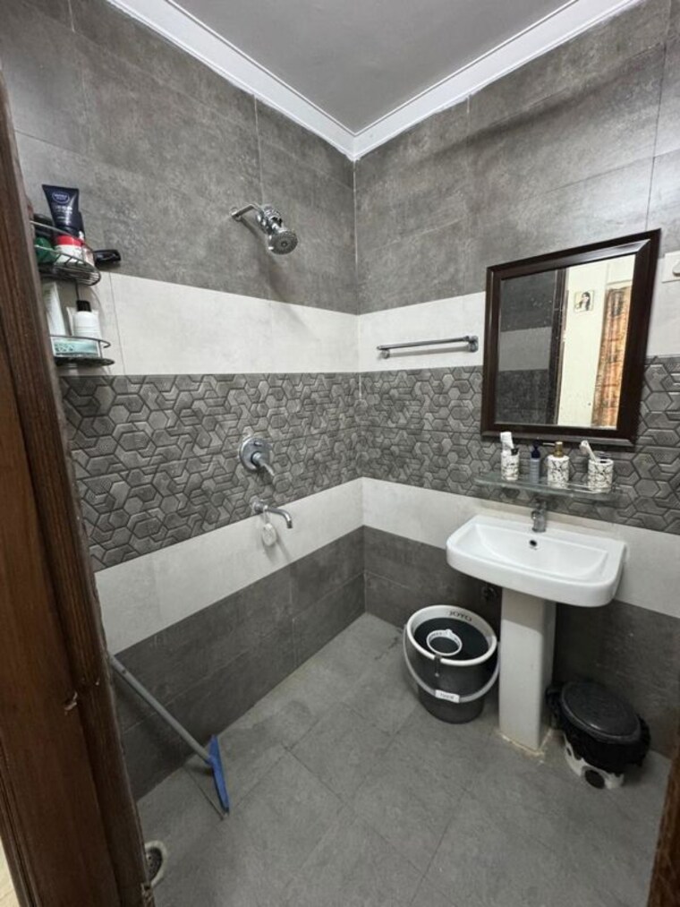 Attached Bathroom, old-dlf-colony 3 Bedroom 1500 Sq.Ft. Apartment In Sector 14 Gurgaon 10409045