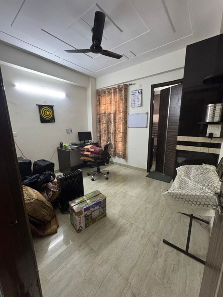Living Room, old-dlf-colony 3 Bedroom 1500 Sq.Ft. Apartment In Sector 14 Gurgaon 10409045