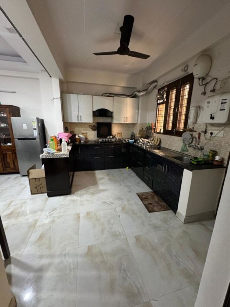 Kitchen, old-dlf-colony 3 Bedroom 1500 Sq.Ft. Apartment In Sector 14 Gurgaon 10409045