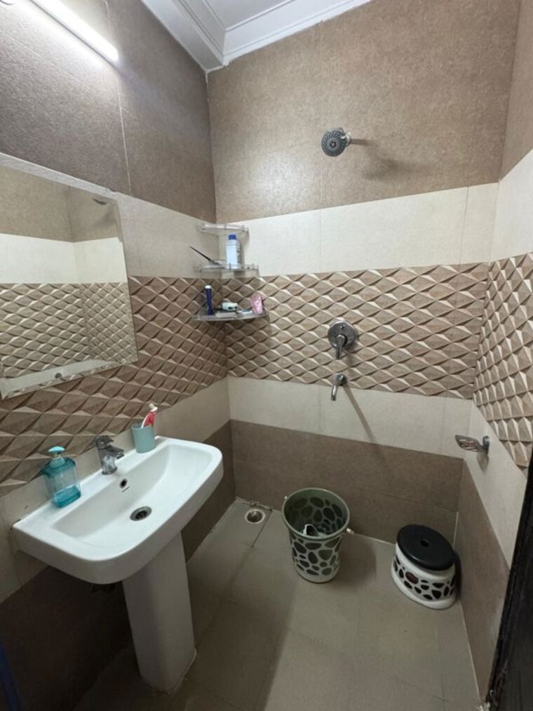 Bathroom, old-dlf-colony 3 Bedroom 1500 Sq.Ft. Apartment In Sector 14 Gurgaon 10409045