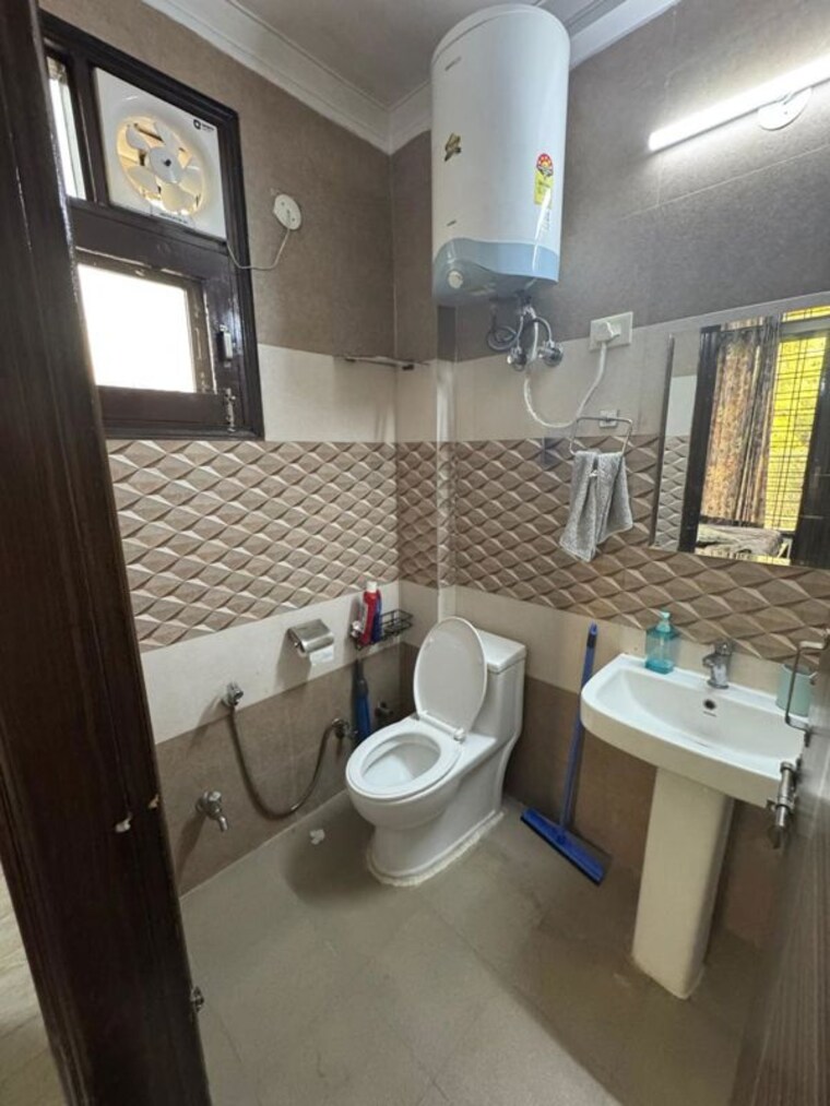 Bathroom, old-dlf-colony 3 Bedroom 1500 Sq.Ft. Apartment In Sector 14 Gurgaon 10409045