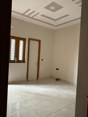 Room in 3 BHK Apartment at Laxman Chowk – for Rent