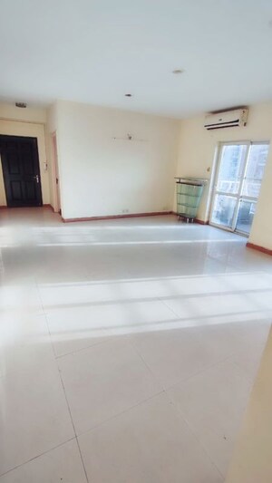 Room in 3 BHK Apartment at BPTP The Resort, Sector 75 – for Sale