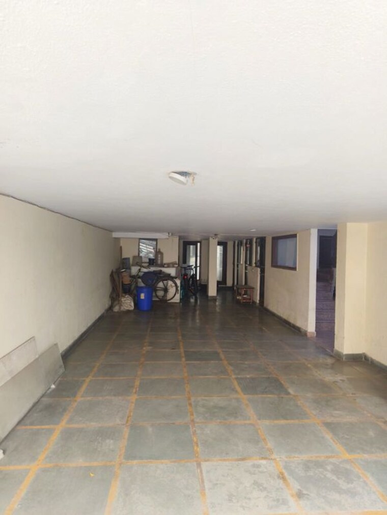  Parking, safdarjung development area 3 Bedroom 150 Sq.Yd. Builder Floor In Safdarjung Development Area Delhi 10409119