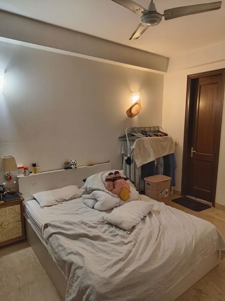 Bedroom, safdarjung development area 3 Bedroom 150 Sq.Yd. Builder Floor In Safdarjung Development Area Delhi 10409119