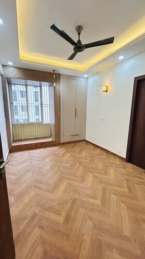 Room in 3 BHK Apartment at Jaypee Kensington Park Apartments, Sector 133 – for Rent