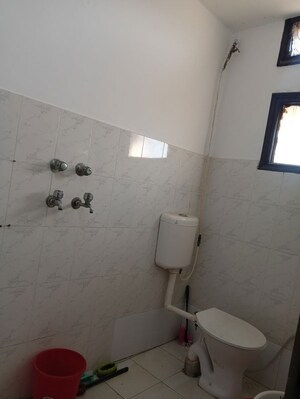 Bathroom in 1 RK Builder Floor at Sector 17 – for Rent