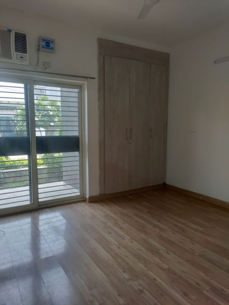 Room, puri-aman-vilas 3 Bedroom 300 Sq.Yd. Builder Floor In Sector 89 Faridabad 10409183