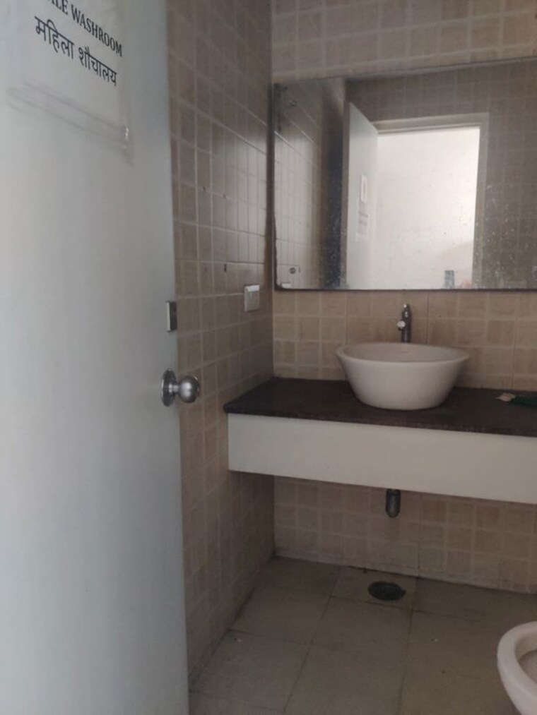 Bathroom, green park extension Commercial Office Space 10000 Sq.Ft. In Green Park Extension Delhi 10409213