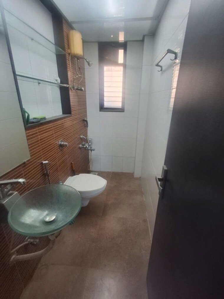 Bathroom, sindhi-society 2 Bedroom 877 Sq.Ft. Apartment In Chembur Mumbai 10409201