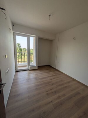 Room in 3 BHK Apartment at Sector 120 – for Sale
