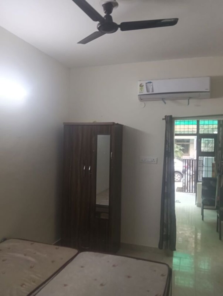 Room, sector 12 2 Bedroom 223 Sq.Mt. Builder Floor In Sector 12 Noida 10409417